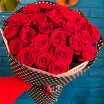 Видео обзор букета Букет из красных роз в крафтовом оформлении 